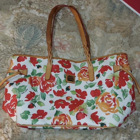 Dooney & Bourke Handbags - Beautiful Dooney & Bourke tote